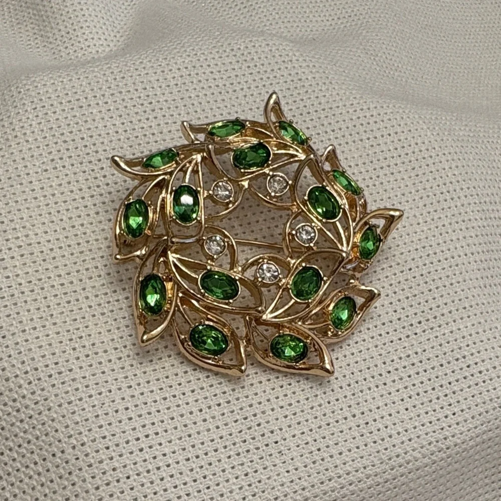 Avon Fashions Elegant Gold and Green Leaf Brooch NNT Rhinestones